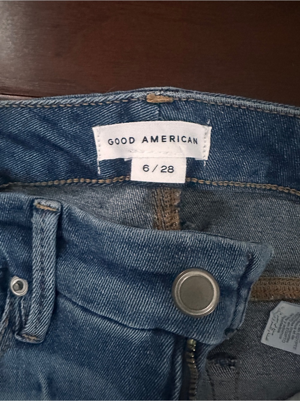 Good American Skinny Jeans in Medium Blue Denim - Picture 2 of 4